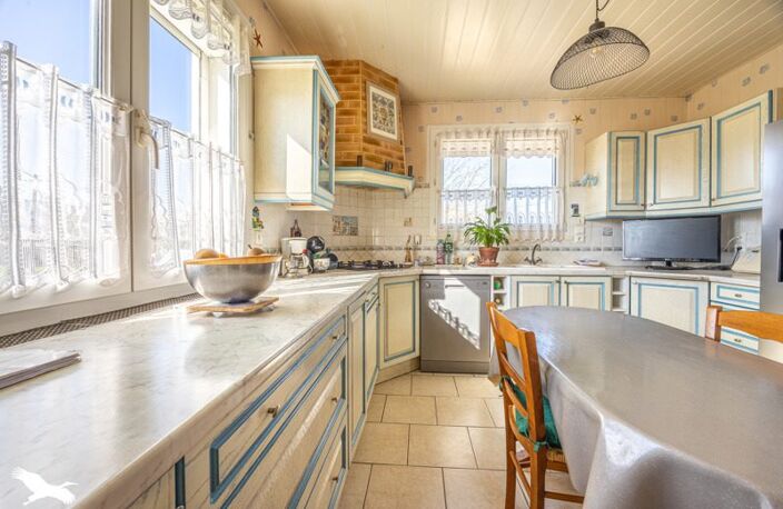 Vente maison 5 pièces 167 m² Surgères (17700) — photo 3