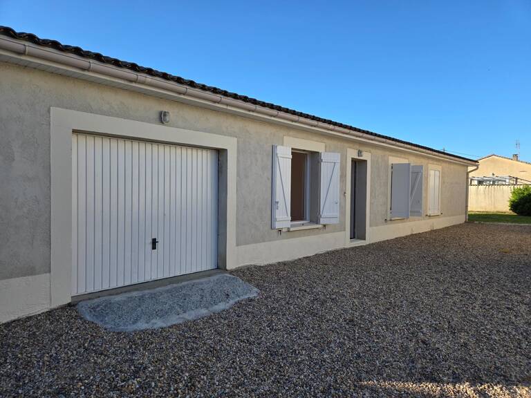 Pavillon indépendant T5 de 109 m², très bon état, sur un terrain clôturé de 562 m² situé à Gensac, proche commerces, école — photo 1