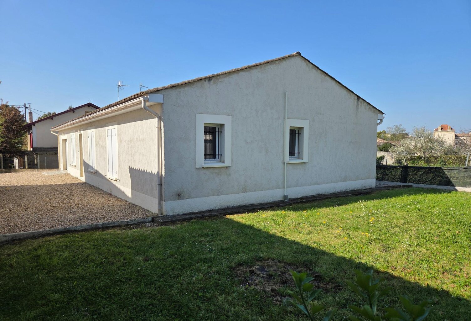 Pavillon indépendant T5 de 109 m², très bon état, sur un terrain clôturé de 562 m² situé à Gensac, proche commerces, école — photo 1