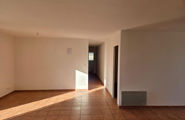 Pavillon indépendant T5 de 109 m², très bon état, sur un terrain clôturé de 562 m² situé à Gensac, proche commerces, école — photo 2