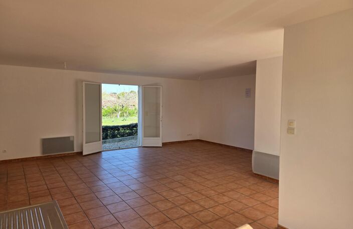 Pavillon indépendant T5 de 109 m², très bon état, sur un terrain clôturé de 562 m² situé à Gensac, proche commerces, école — photo 3
