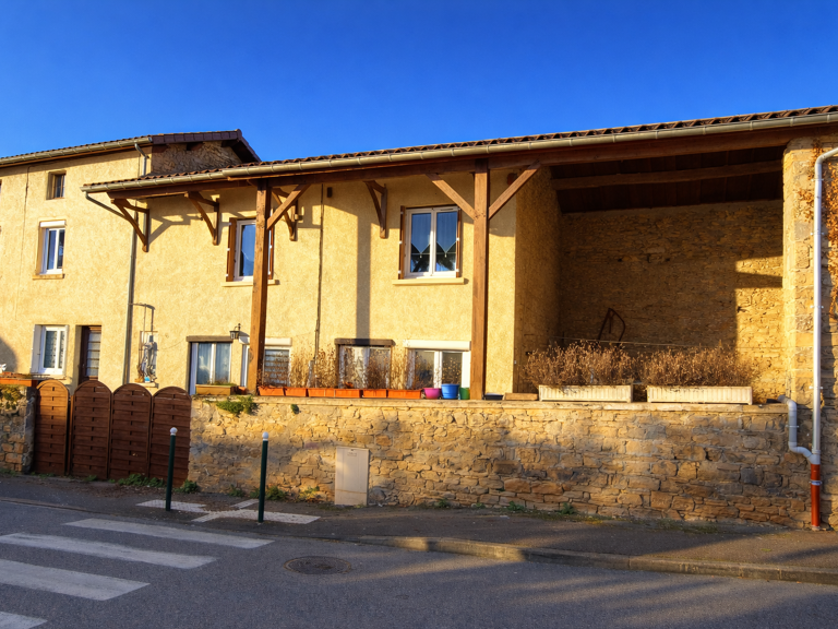 Maison double au centre de St Alban de Roche — photo 1