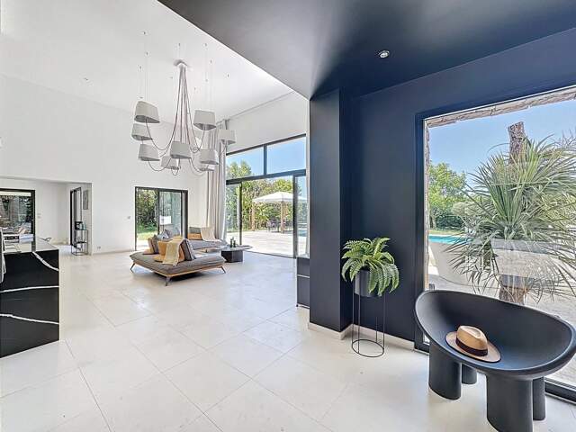 Villa CONTEMPORAINE de plain-pied à Roquefort-les-Pins, domaine privé et calme absolu — photo du bien