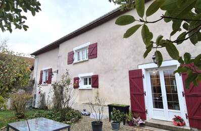 Belle Maison de Village et de Caractère de 1815 de 155 m² Rénover et Entretenue avec Goût avec sa Cour avant et Terrasse de 115 m², Grange et Garage de 80 m² avec Atelier, Buanderie, Chaufferie Pompe à Chaleur+Bois centrale, Cave de 28 m², Bûcher et Terra — photo du bien