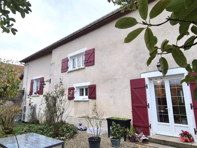 Belle Maison de Village et de Caractère de 1815 de 155 m² Rénover et Entretenue avec Goût avec sa Cour avant et Terrasse de 115 m², Grange et Garage de 80 m² avec Atelier, Buanderie, Chaufferie Pompe à Chaleur+Bois centrale, Cave de 28 m², Bûcher et Terra — photo du bien