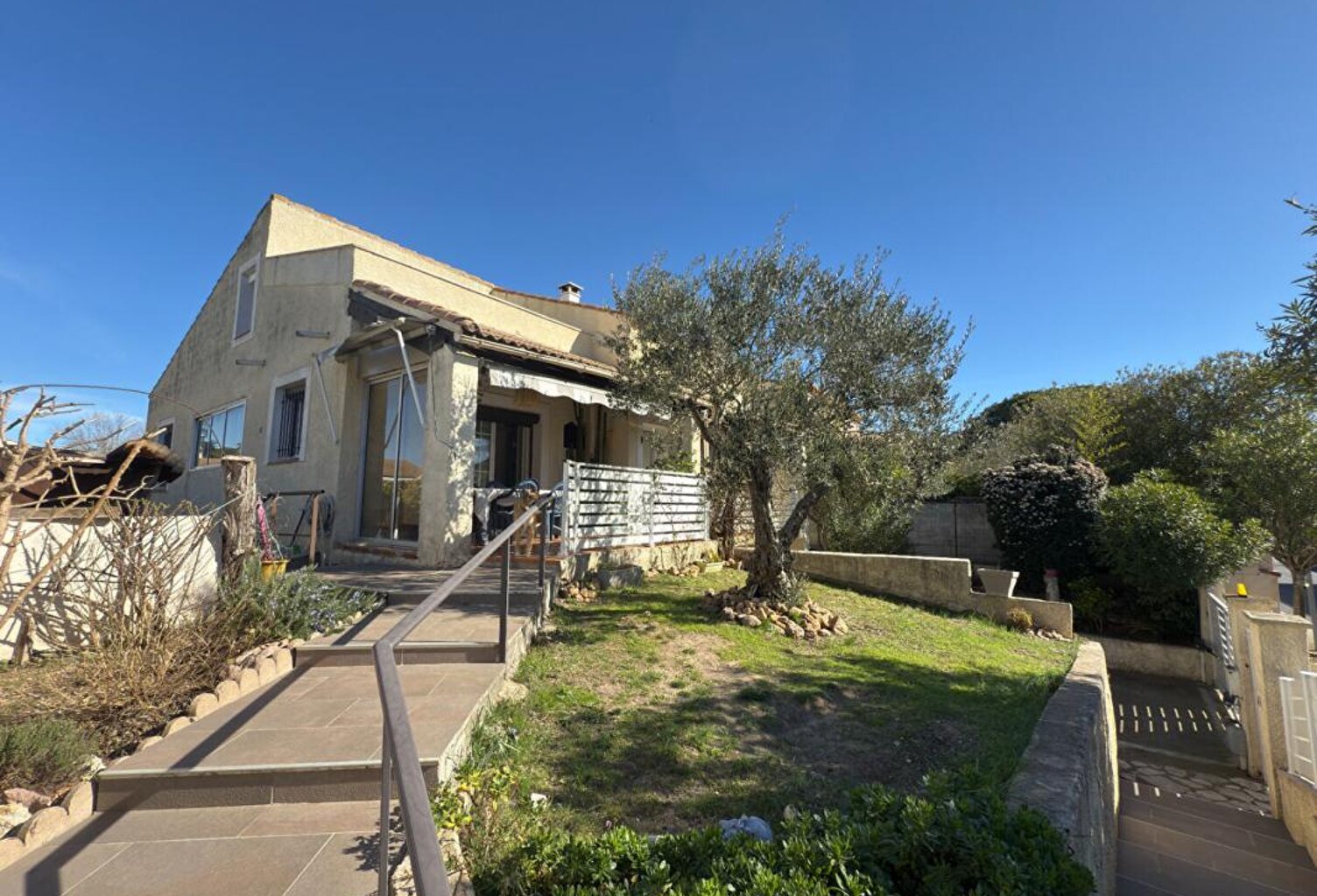 Villa avec appartement et garage à Vias — photo 1