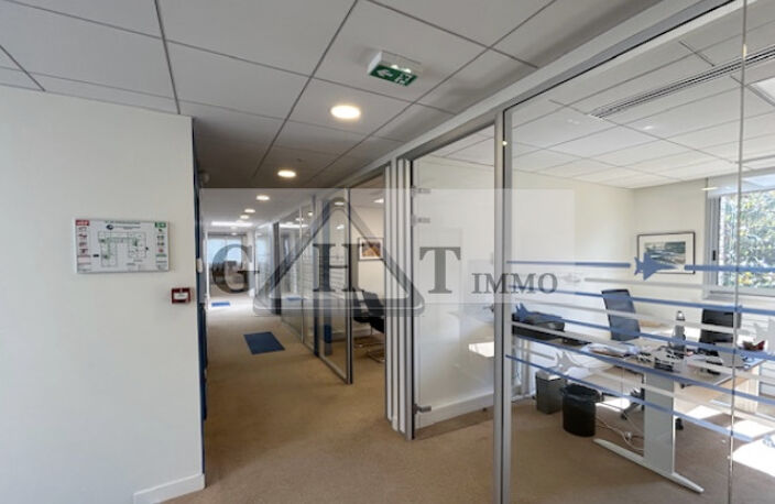 À vendre Entrepôt & bureaux 1232m²- BUC — photo 5