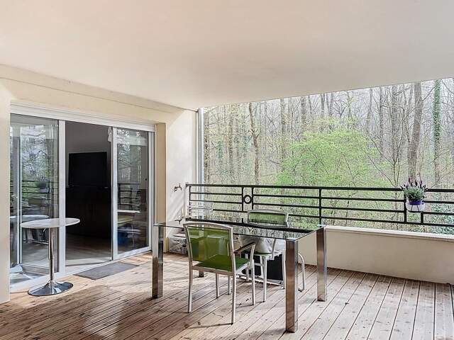 Vivre entre ville et forêt - Terrasse - Balcon - Double box — photo du bien