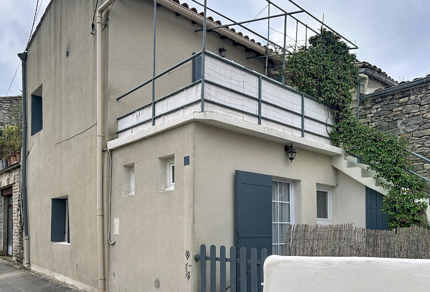 CALVISSON Maison de village avec cour et Terrasse — photo 1