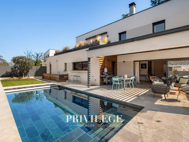 Maison d'architecte de 242 m2 avec vue et piscine — photo du bien