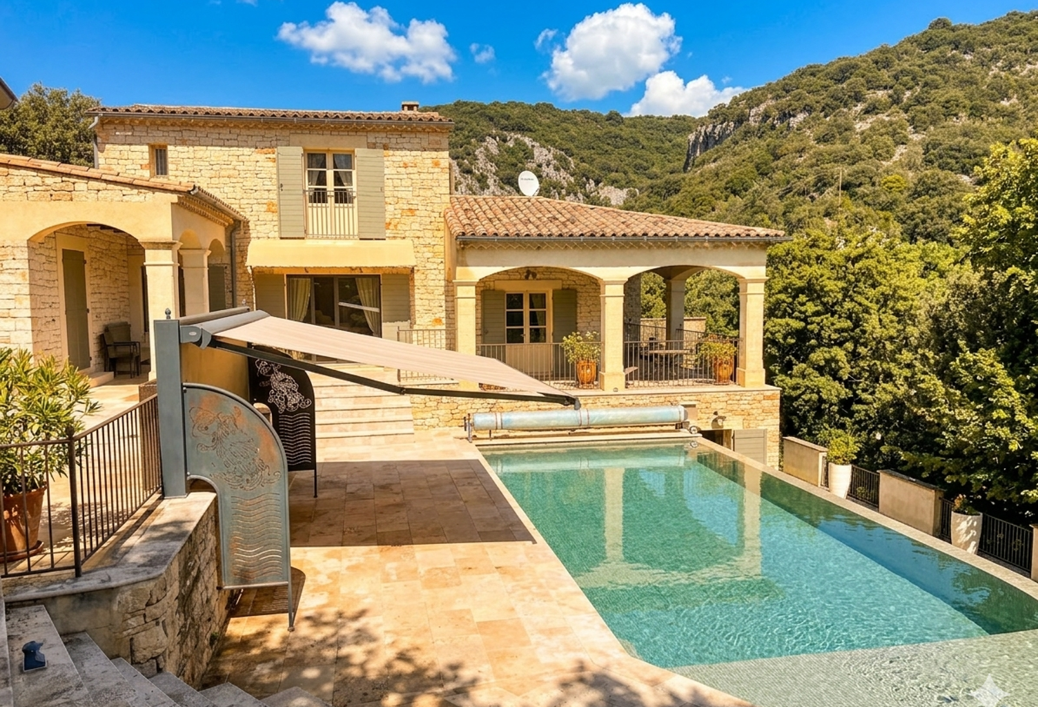 SECTEUR GOUDARGUES : MAS RECENT AVEC PISCINE ET APPARTEMENT — photo 1