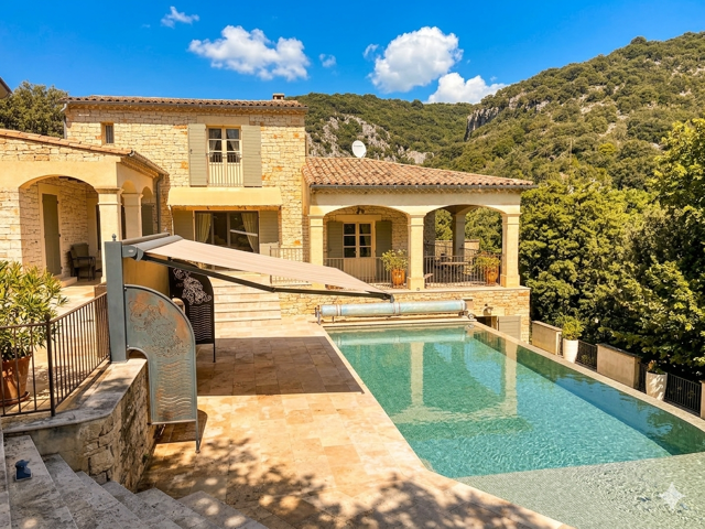 SECTEUR GOUDARGUES : MAS RECENT AVEC PISCINE ET APPARTEMENT — photo du bien