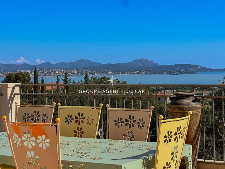 A VENDRE VILLA VUE MER A SAINT AYGULF DOUBLE GARAGE PISCINE 6 CHAMBRES — photo 1