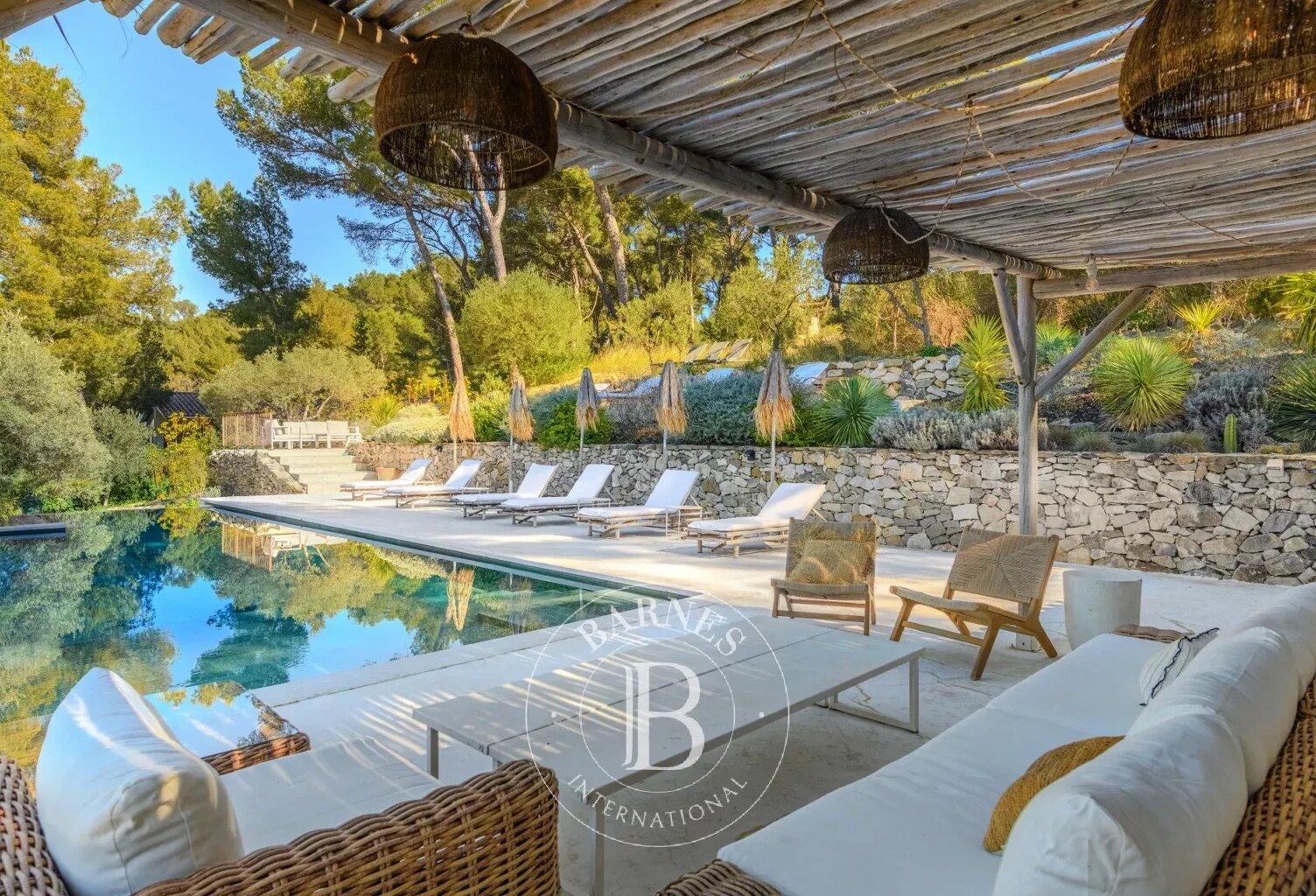 VENTE - CASSIS - SUPERBE PROPRIETE FAMILALE  AVEC ANNEXE ET PISC — photo 1