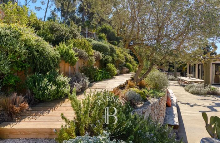 VENTE - CASSIS - SUPERBE PROPRIETE FAMILALE  AVEC ANNEXE ET PISC — photo 2