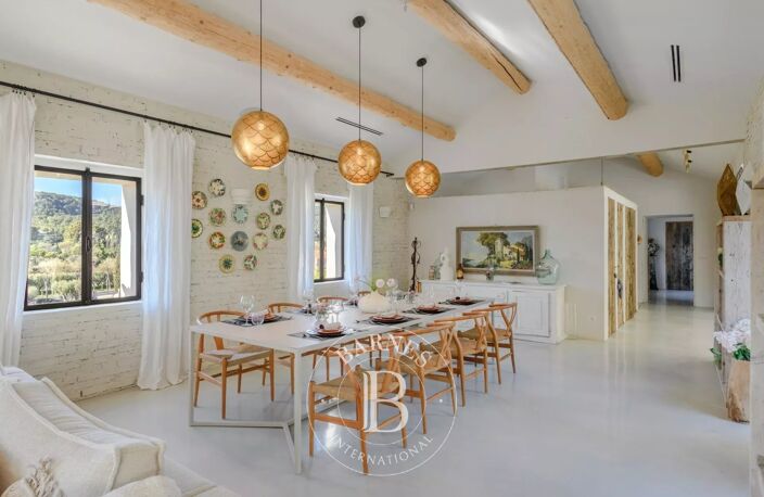 VENTE - CASSIS - SUPERBE PROPRIETE FAMILALE  AVEC ANNEXE ET PISC — photo 3