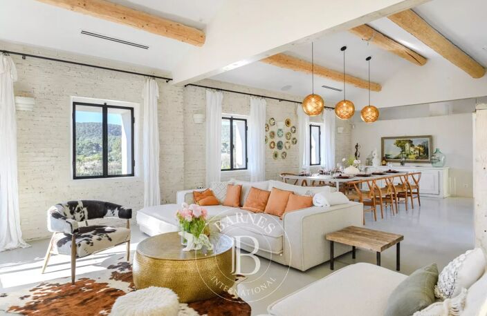 VENTE - CASSIS - SUPERBE PROPRIETE FAMILALE  AVEC ANNEXE ET PISC — photo 5