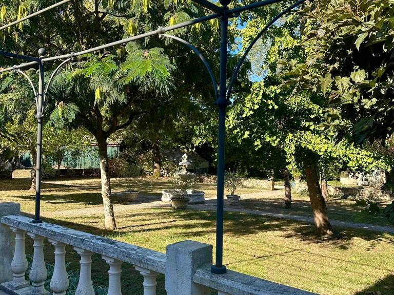 Grande maison en pierre avec piscine intérieure — photo 1