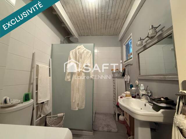 Jolie maison de ville, à proximité des commerces — photo du bien