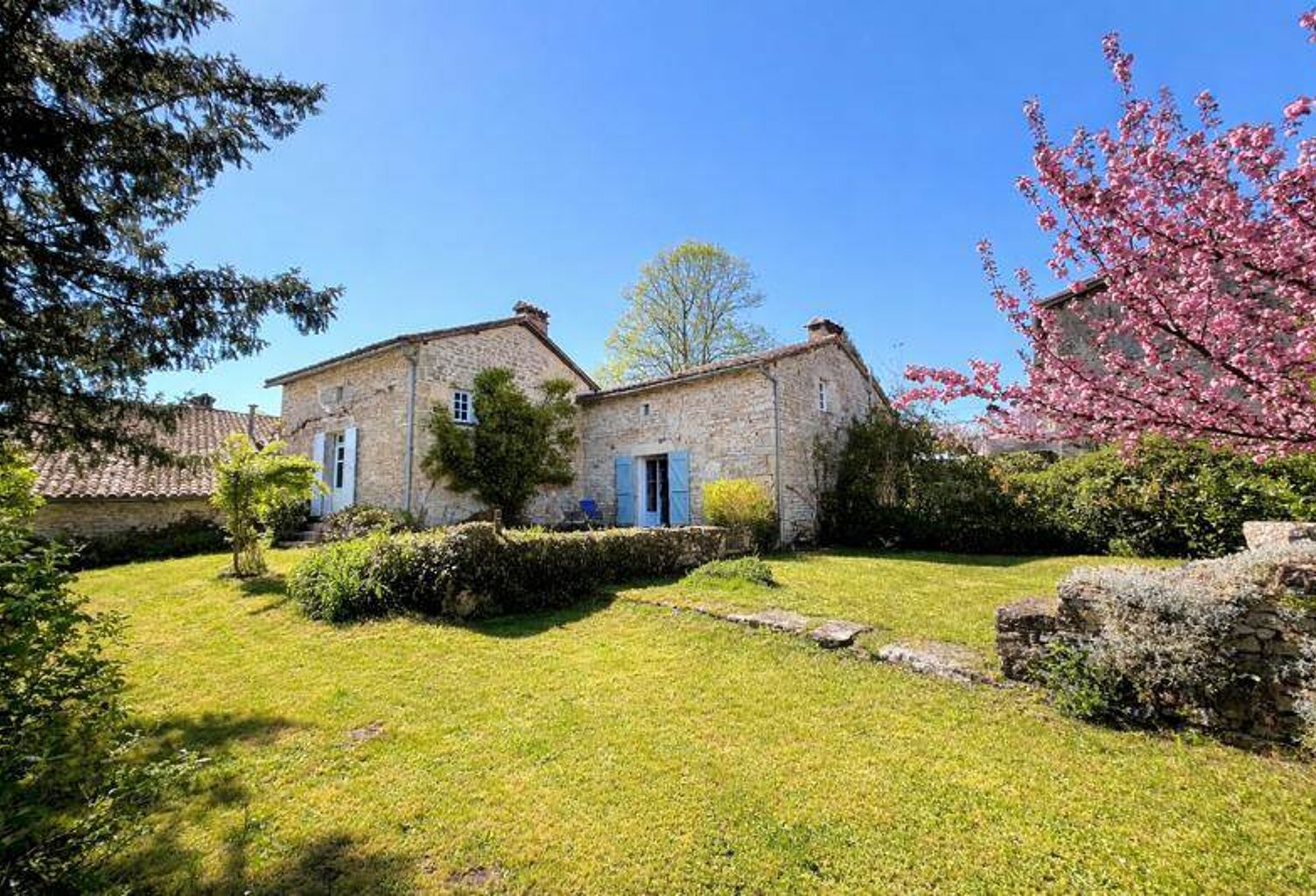 Maison en pierre de 6 pièces principales — photo 1