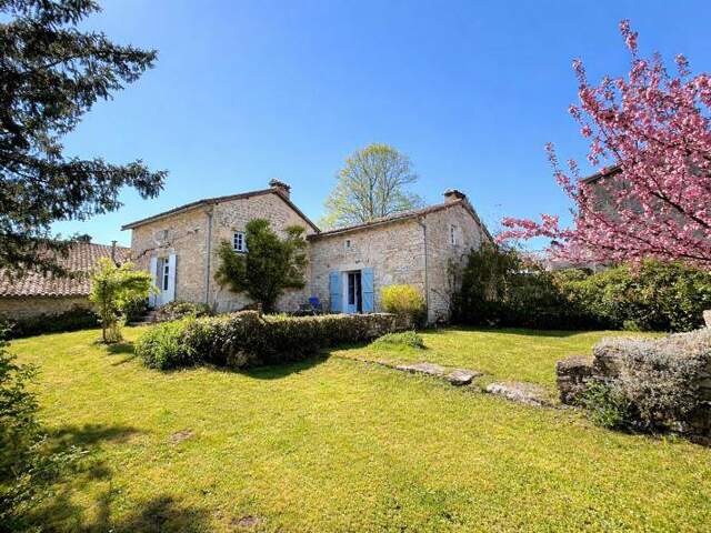 Maison en pierre de 6 pièces principales — photo du bien