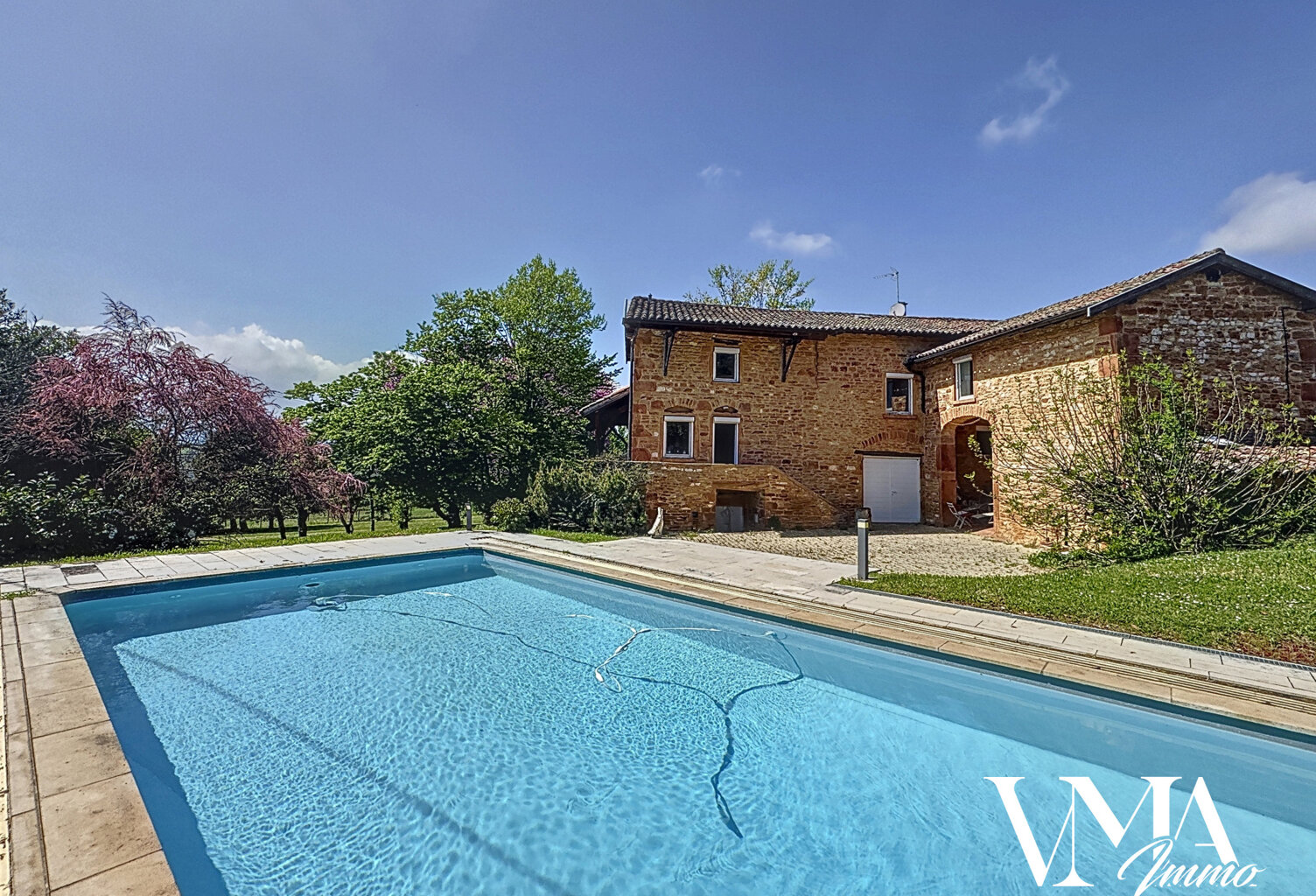 Charnay, propriété en pierres dorées avec piscine. — photo 1