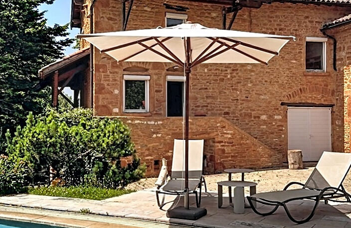 Charnay, propriété en pierres dorées avec piscine. — photo 2