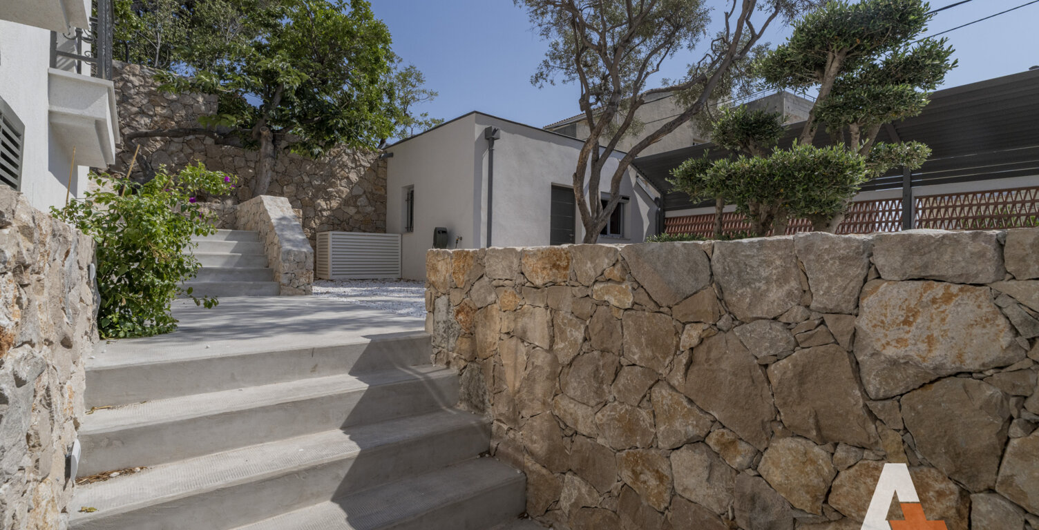 Marseille 7éme : Endoume-Malmousque, maison de ville avec jardin neuve avec garage — photo 1