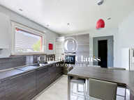 Maison familiale  avec jardin et double garage — photo 2