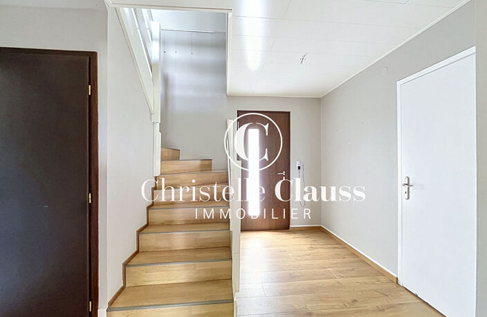 Maison familiale  avec jardin et double garage — photo 4
