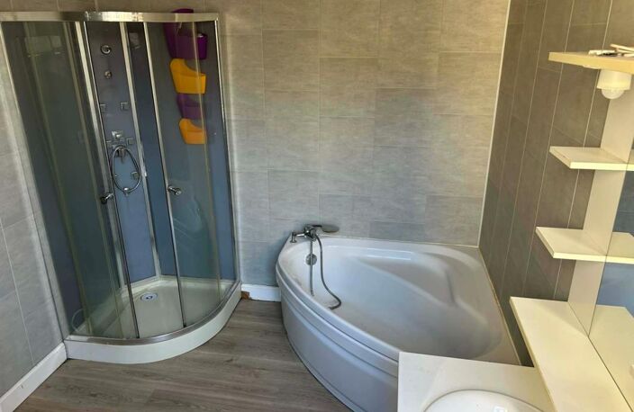 Immeuble de rapport 280 m² – Rendement 8 % – Rue Bernard – Local commercial + 2 appartements - LA ROCHE BERNARD (56) — photo 3