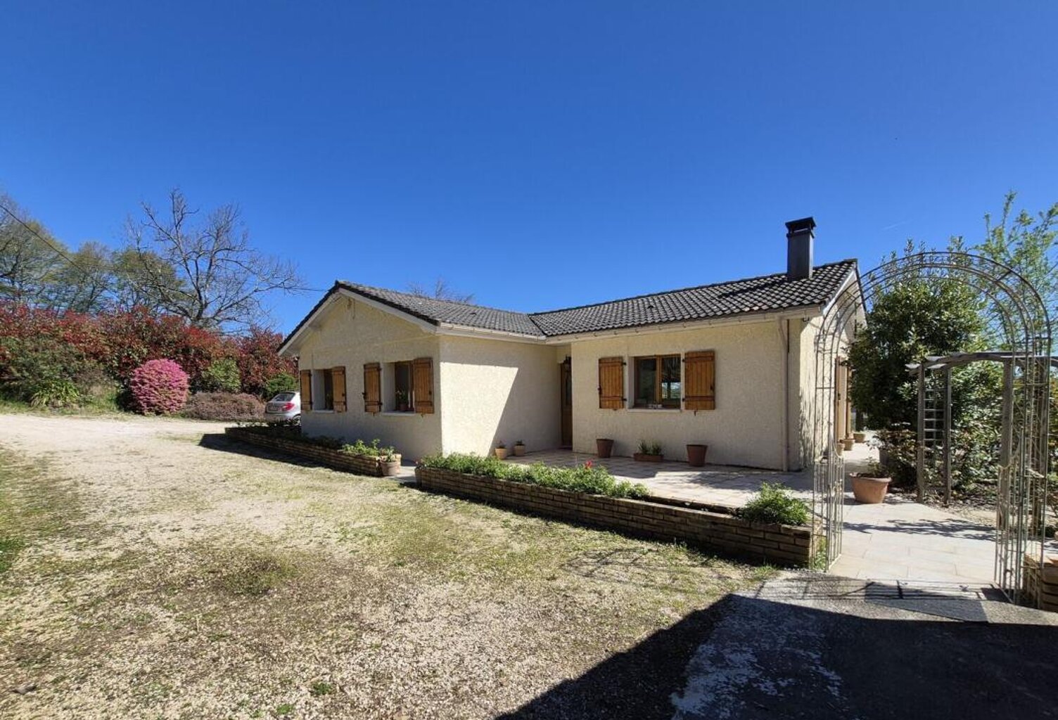 À vendre, proche de Miélan (Gers) : Superbe villa de plain-pied avec un gîte de 2 chambres, une annexe, un abri voiture, des terrasses couvertes et un jardin de 4 240 m². Magnifique vue sur la campagne vallonnée et les Pyrénées ! — photo 1