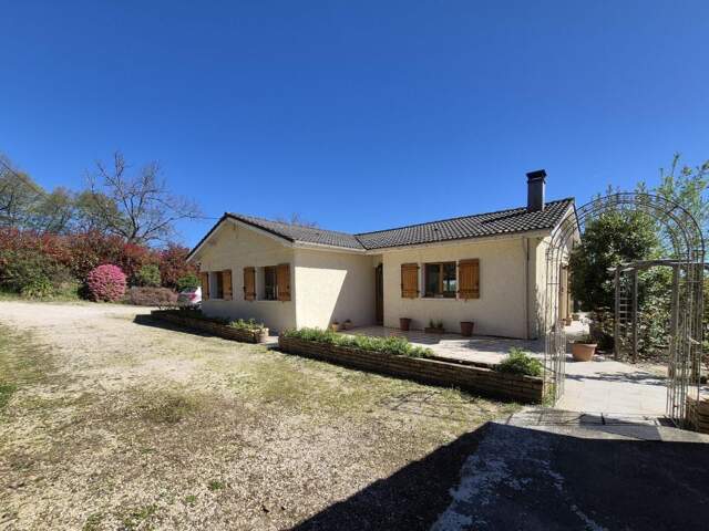 À vendre, proche de Miélan (Gers) : Superbe villa de plain-pied avec un gîte de 2 chambres, une annexe, un abri voiture, des terrasses couvertes et un jardin de 4 240 m². Magnifique vue sur la campagne vallonnée et les Pyrénées ! — photo du bien