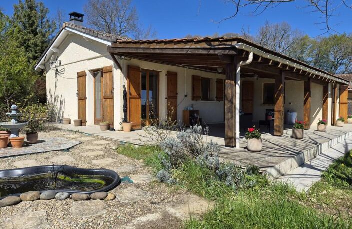 À vendre, proche de Miélan (Gers) : Superbe villa de plain-pied avec un gîte de 2 chambres, une annexe, un abri voiture, des terrasses couvertes et un jardin de 4 240 m². Magnifique vue sur la campagne vallonnée et les Pyrénées ! — photo 2
