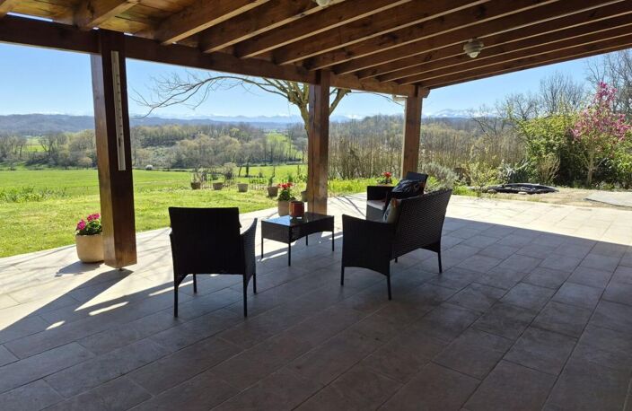 À vendre, proche de Miélan (Gers) : Superbe villa de plain-pied avec un gîte de 2 chambres, une annexe, un abri voiture, des terrasses couvertes et un jardin de 4 240 m². Magnifique vue sur la campagne vallonnée et les Pyrénées ! — photo 3