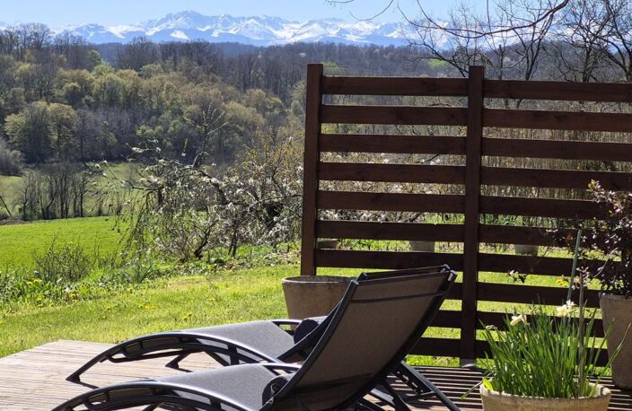 À vendre, proche de Miélan (Gers) : Superbe villa de plain-pied avec un gîte de 2 chambres, une annexe, un abri voiture, des terrasses couvertes et un jardin de 4 240 m². Magnifique vue sur la campagne vallonnée et les Pyrénées ! — photo 4