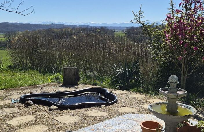 À vendre, proche de Miélan (Gers) : Superbe villa de plain-pied avec un gîte de 2 chambres, une annexe, un abri voiture, des terrasses couvertes et un jardin de 4 240 m². Magnifique vue sur la campagne vallonnée et les Pyrénées ! — photo 5