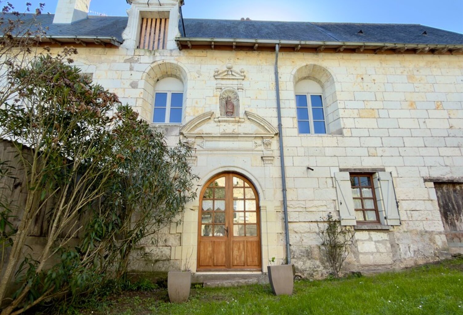 TRÈVES, Ancien Logis du début XVIIème siècle de 265m² sur jardin arboré de 1600m² — photo 1