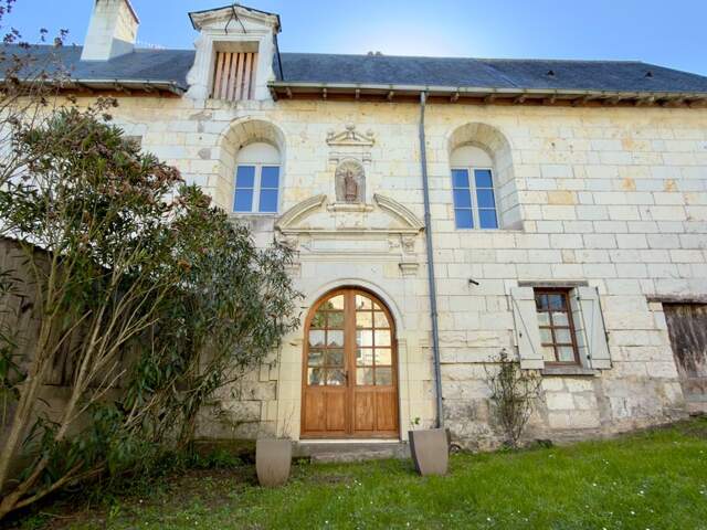 TRÈVES, Ancien Logis du début XVIIème siècle de 265m² sur jardin arboré de 1600m² — photo du bien