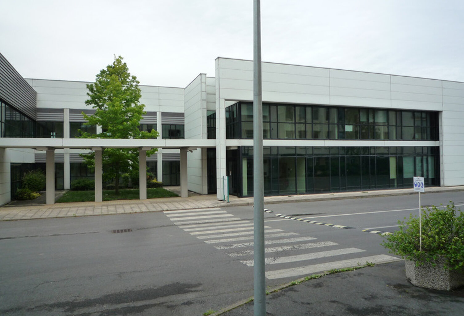 Dpt Aisne (02), Château-THierry, à vendre  immeuble de bureaux haut de gamme, construit en 2002 de 2412 m2, libre — photo 1