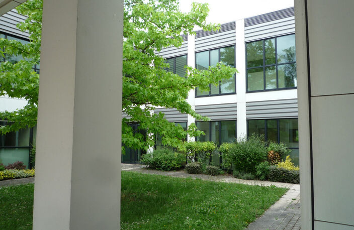 Dpt Aisne (02), Château-THierry, à vendre  immeuble de bureaux haut de gamme, construit en 2002 de 2412 m2, libre — photo 2