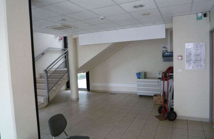 Dpt Aisne (02), Château-THierry, à vendre  immeuble de bureaux haut de gamme, construit en 2002 de 2412 m2, libre — photo 4