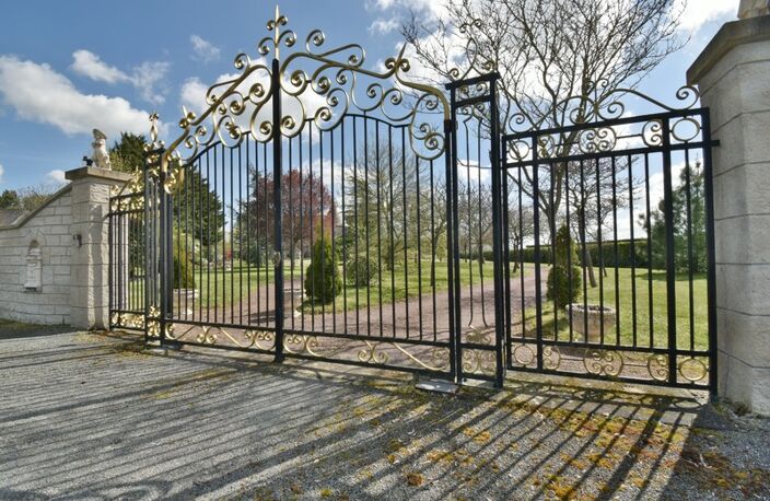 Dpt Mayenne (53), à vendre à 15 km de LAVAL  Maison de caractère de 240 m² en granit avec parc paysager — photo 3