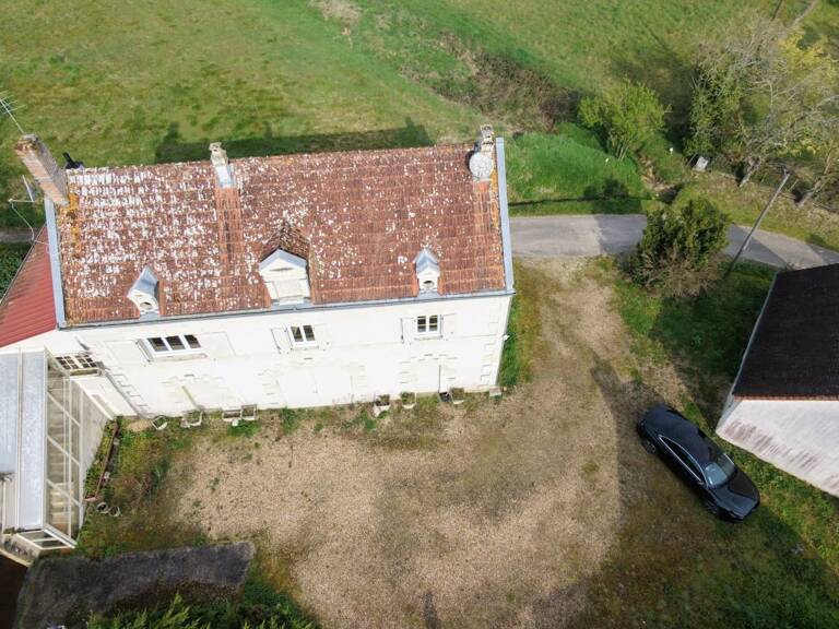 Maison avec dépendances et beau potentiel — photo 1