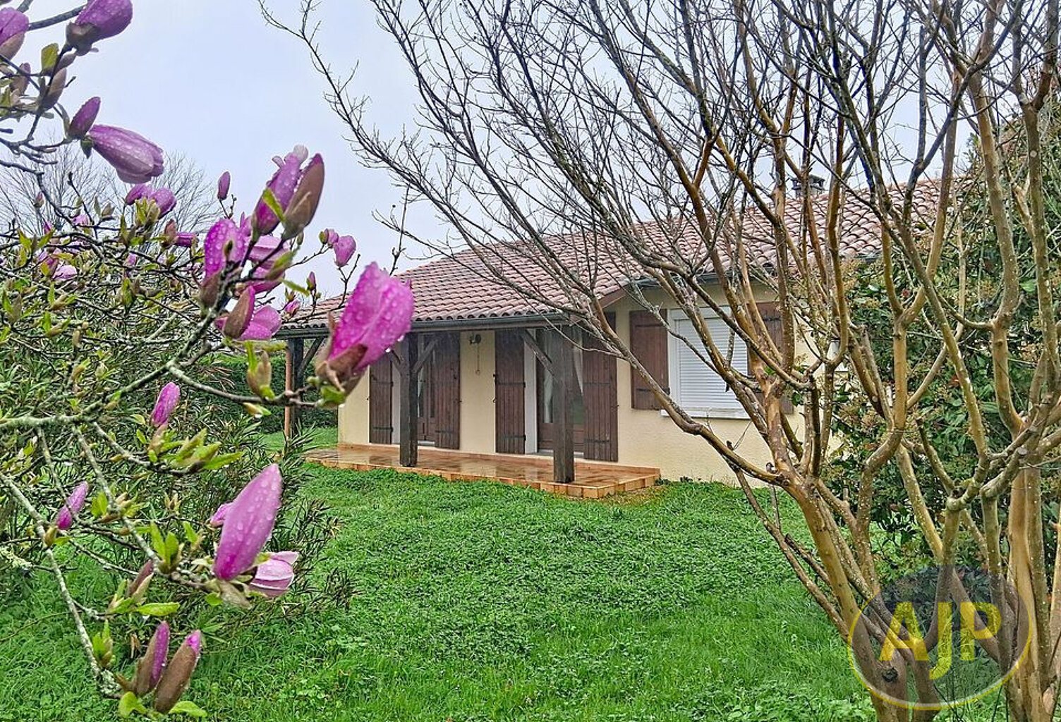 Maison avec dépendances — photo 1