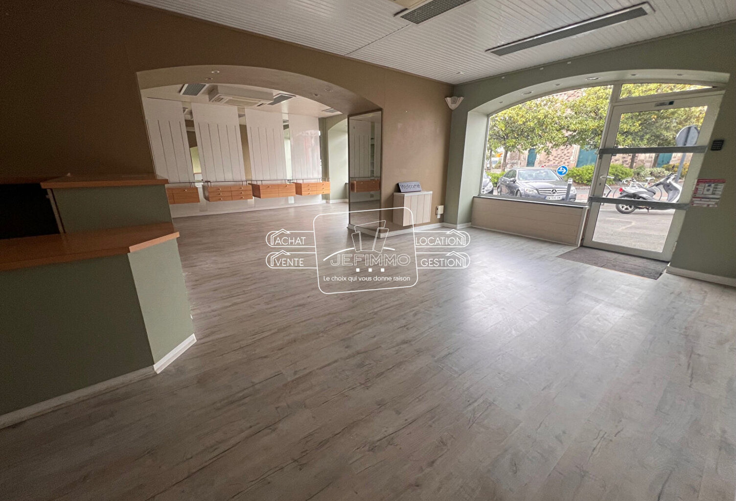 Local commercial  80 m² environ - Plein bourg de Saint Julien De Concelles — photo 1