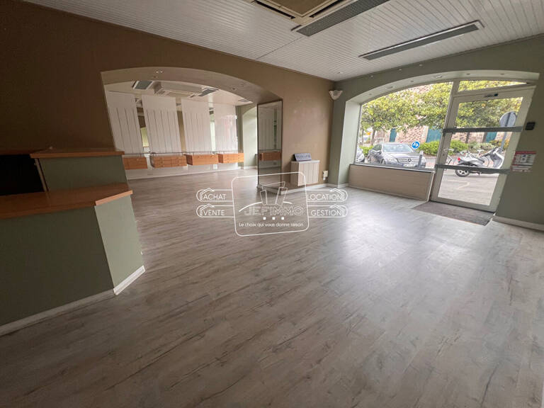 Local commercial  80 m² environ - Plein bourg de Saint Julien De Concelles — photo 1