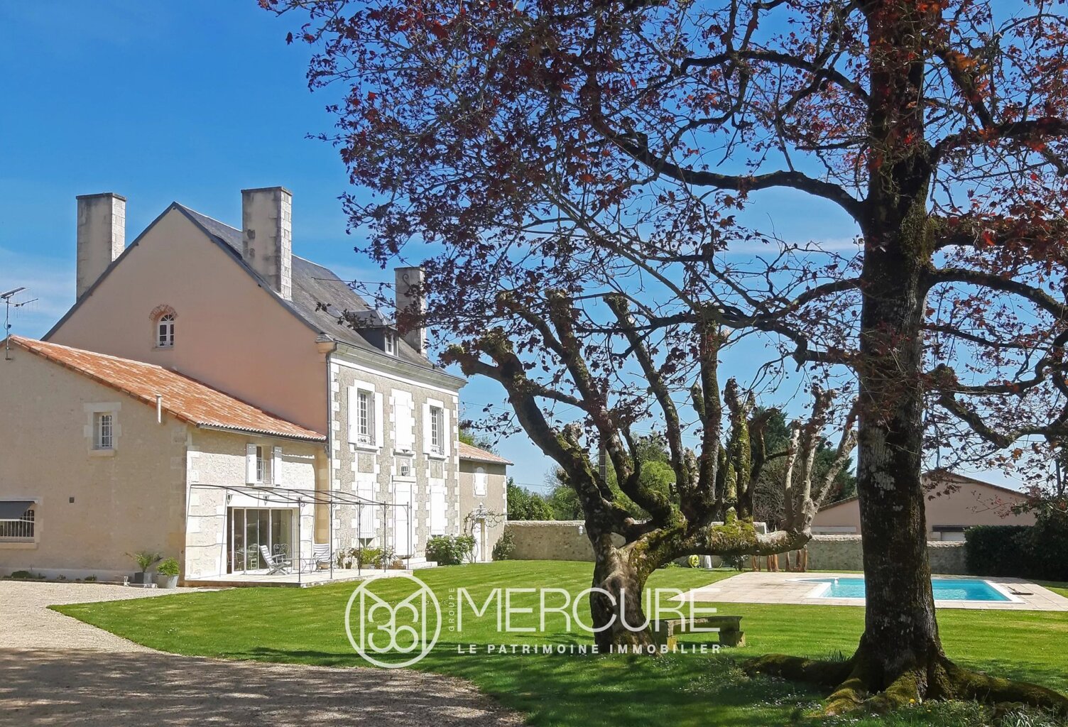 DEMEURE DE CHARME AVEC PARC ET PISCINE — photo 1