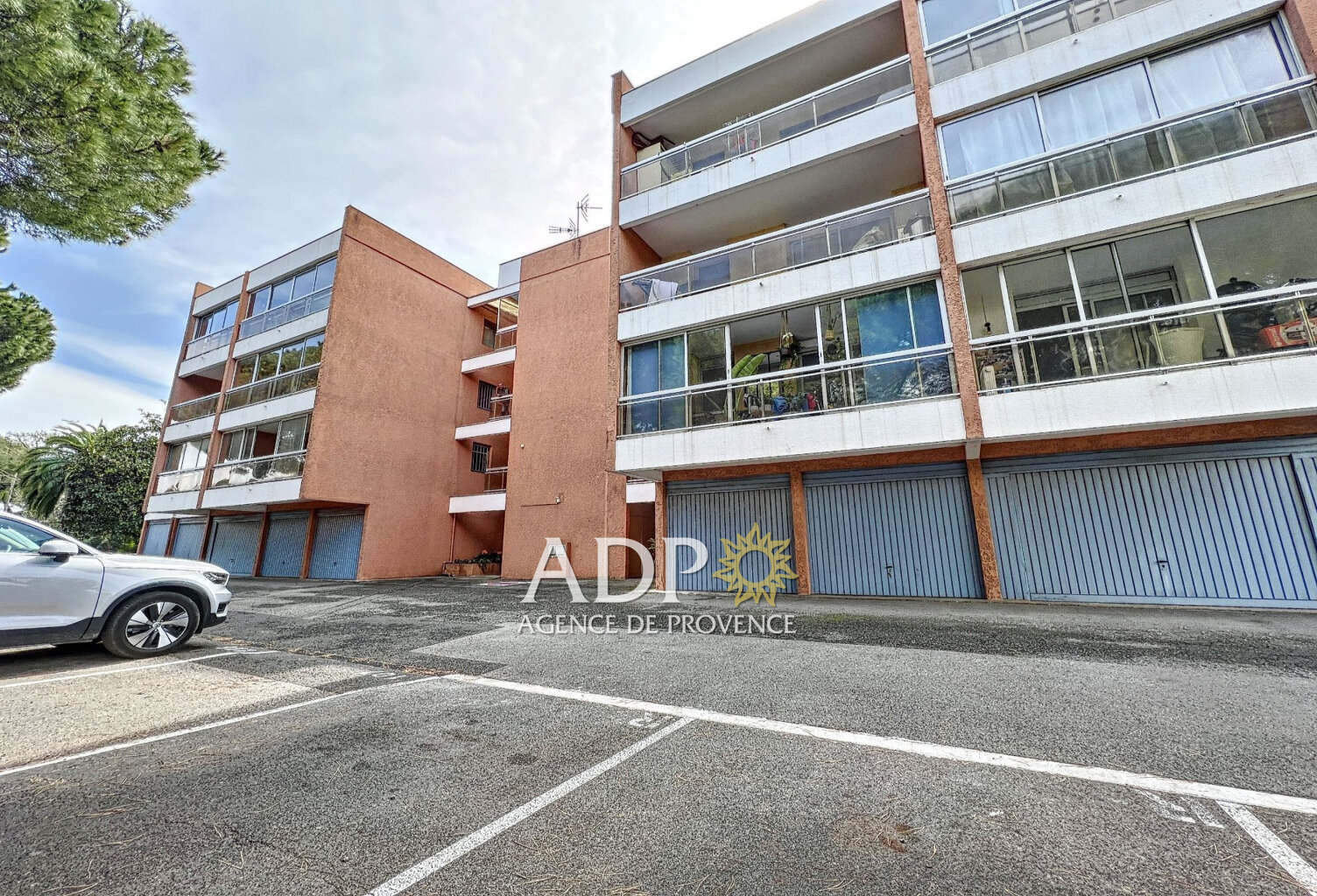 location parking — photo 1