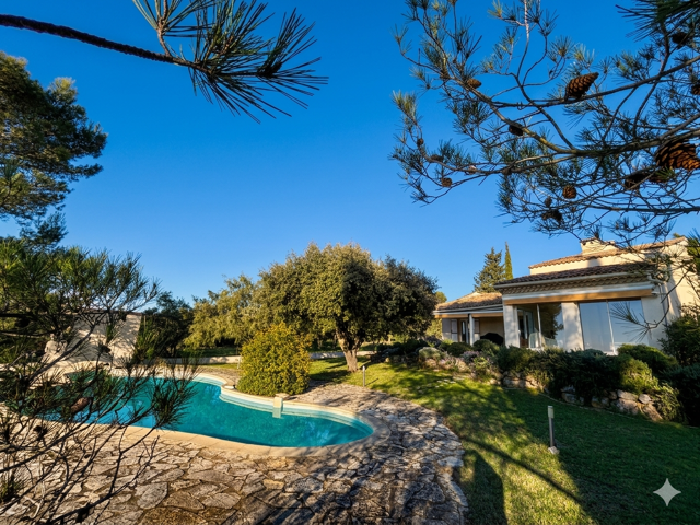 VILLAGE EN PERIPHERIE D'UZES : VILLA 4 CHAMBRES AVEC PISCINE — photo du bien